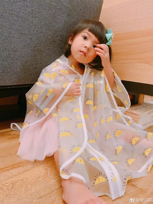 安以軒周末聚會賈靜雯一家,咘咘穿公主裙變身小公主波妞古靈精怪!