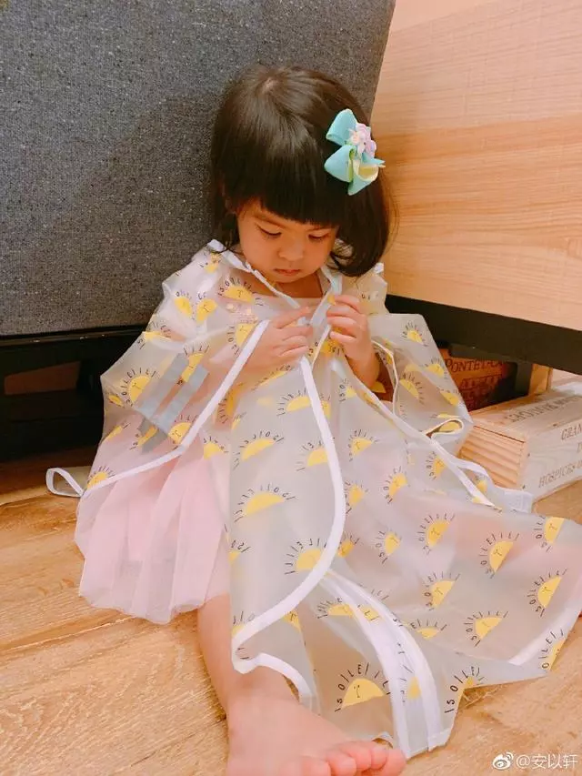 安以軒周末聚會賈靜雯一家,咘咘穿公主裙變身小公主波妞古靈精怪!