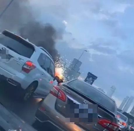 新山傍晚發生!! 長堤塞車 塞到起火?