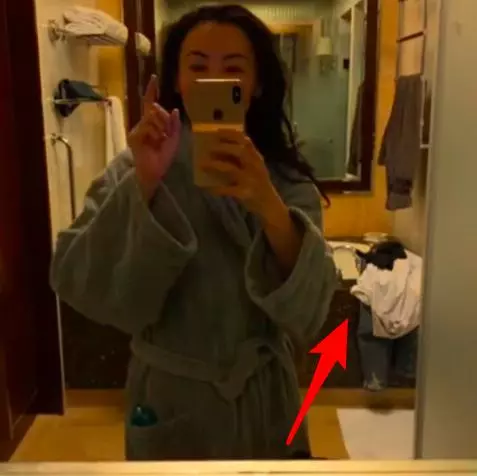張柏芝穿浴袍曬自拍,舉杯暢飲心情好,浴缸上男人衣服搶鏡!