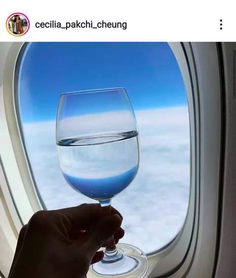 張柏芝穿浴袍曬自拍,舉杯暢飲心情好,浴缸上男人衣服搶鏡!