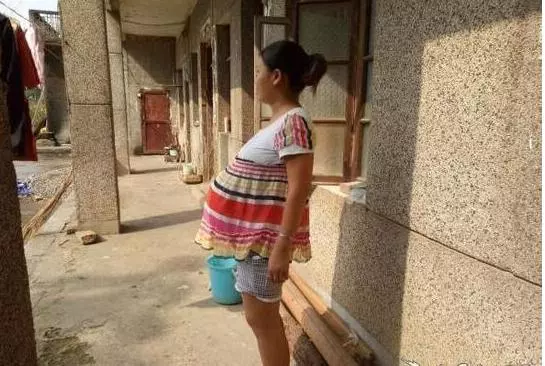 懷孕期間婆婆給我吃鹹菜,下班回來聽到屋裡的笑聲,我趕她回老家