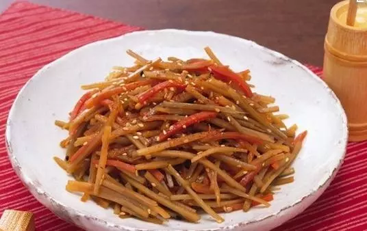懷孕期間婆婆給我吃鹹菜,下班回來聽到屋裡的笑聲,我趕她回老家