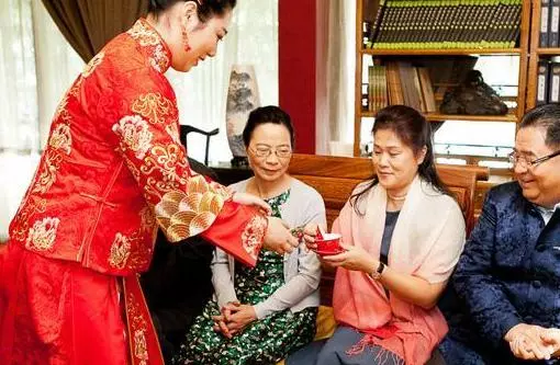 結婚時母親和婆婆各送我一個紅包,拆開後,我趕走了母親
