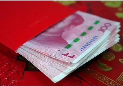 結婚時母親和婆婆各送我一個紅包,拆開後,我趕走了母親