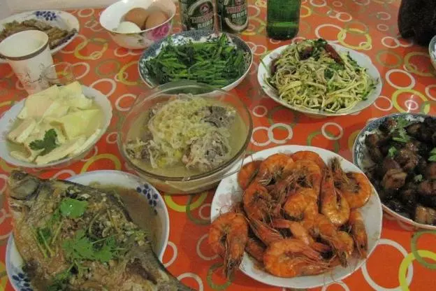 每月給父親三千塊錢,中秋節看到弟妹曬的飯菜,我才知自己有多傻