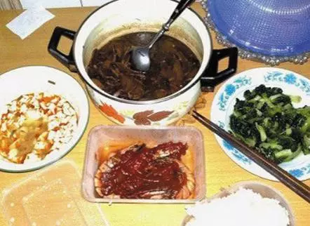 老婆保管工資卡,中秋節爸來送月餅,看到餐桌上的飯菜,我想離婚