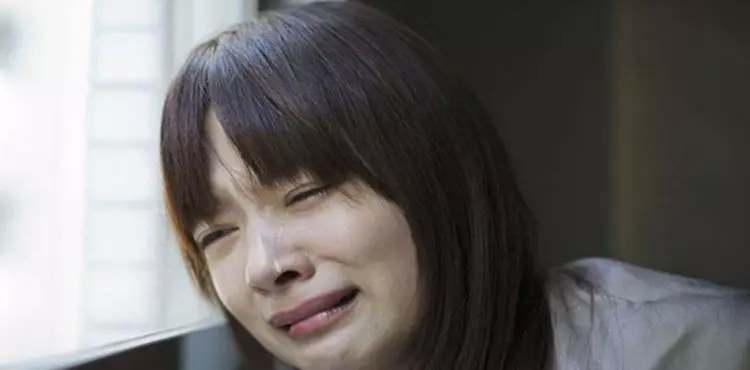 妻子生孩子,丈夫丟下她去情人家吃飯,接到醫生電話,他怒摔手機