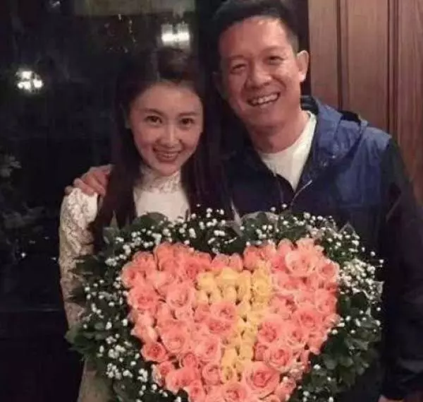 本是人人羨慕的闊太,嫁大9歲總裁兒女雙全,今34歲卻過得艱辛