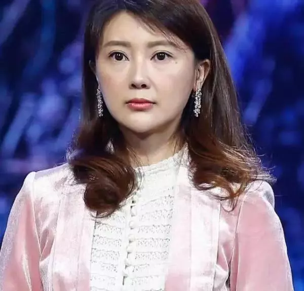 本是人人羨慕的闊太,嫁大9歲總裁兒女雙全,今34歲卻過得艱辛