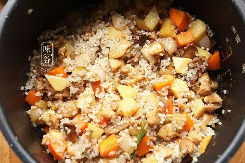米飯最好吃做法,飯菜一鍋出,好吃又簡單,非常適合懶人!