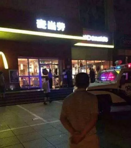 這個太恐怖了,現在的人真的不好開玩笑《中國一名女子因在麥當勞拒絕搭訕,而被6個人活活打死!》