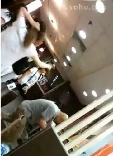 這個太恐怖了,現在的人真的不好開玩笑《中國一名女子因在麥當勞拒絕搭訕,而被6個人活活打死!》
