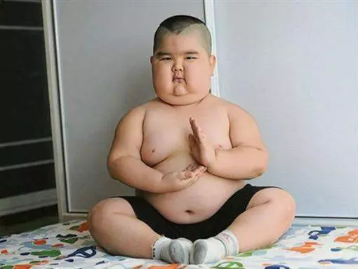 《可憐》從小患腎病!5歲童浮腫如「坐佛」 吐血仍開直播賺醫藥費