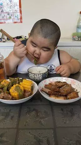 《可憐》從小患腎病!5歲童浮腫如「坐佛」 吐血仍開直播賺醫藥費