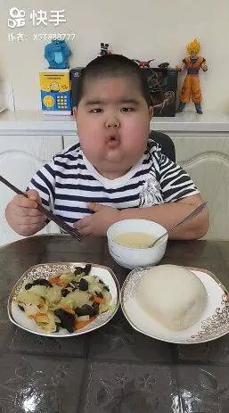 《可憐》從小患腎病!5歲童浮腫如「坐佛」 吐血仍開直播賺醫藥費
