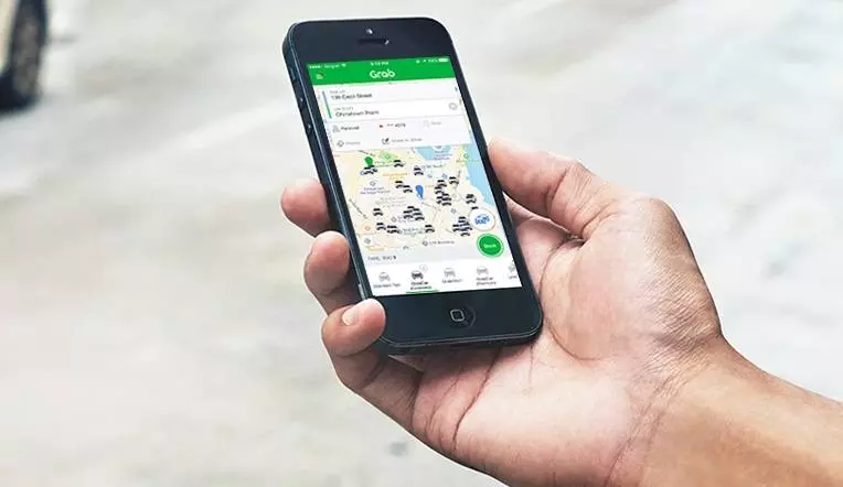【GrabCar又出事了!】女司機晚上載客被非禮,男子持刀挾持強吻、摸胸,還差點干下獸行