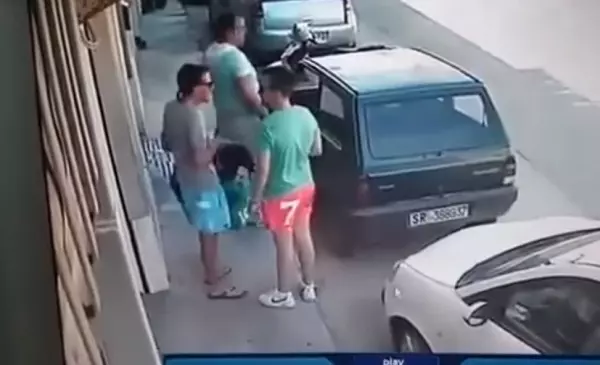 車子被人包夾開不出來,駕駛傻眼了一秒,接下來「神人般的舉動」讓所有人全都傻眼:大力水手是你!