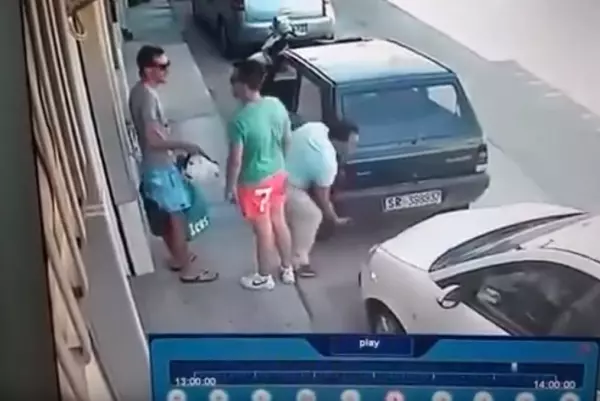 車子被人包夾開不出來,駕駛傻眼了一秒,接下來「神人般的舉動」讓所有人全都傻眼:大力水手是你!