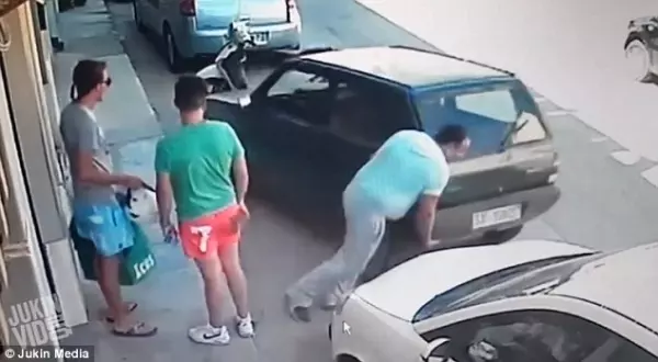 車子被人包夾開不出來,駕駛傻眼了一秒,接下來「神人般的舉動」讓所有人全都傻眼:大力水手是你!