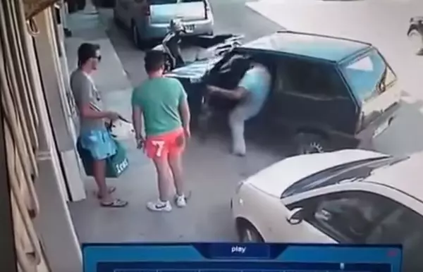 車子被人包夾開不出來,駕駛傻眼了一秒,接下來「神人般的舉動」讓所有人全都傻眼:大力水手是你!