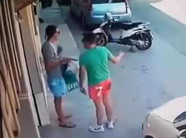 車子被人包夾開不出來,駕駛傻眼了一秒,接下來「神人般的舉動」讓所有人全都傻眼:大力水手是你!