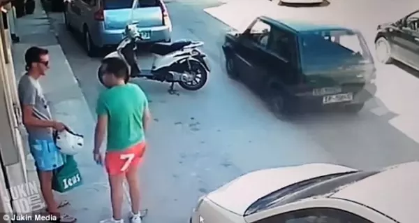 車子被人包夾開不出來,駕駛傻眼了一秒,接下來「神人般的舉動」讓所有人全都傻眼:大力水手是你!