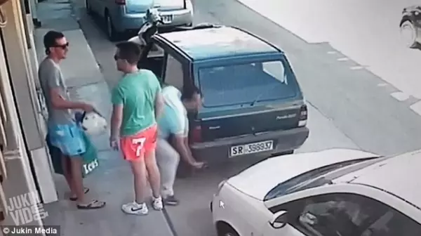 車子被人包夾開不出來,駕駛傻眼了一秒,接下來「神人般的舉動」讓所有人全都傻眼:大力水手是你!