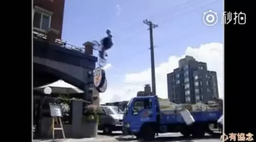 崩壞偶像劇又一波!孫協志騎單車「飛越街頭」根本就是神仙上身,網友傻眼:我們以前到底都看了什麼?