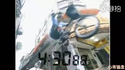 崩壞偶像劇又一波!孫協志騎單車「飛越街頭」根本就是神仙上身,網友傻眼:我們以前到底都看了什麼?