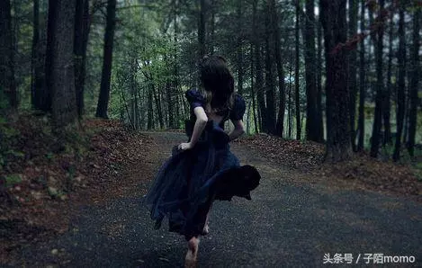 女子嫁帥氣丈夫,新婚夜突然停電,摸黑碰了他身體,女子逃回娘家