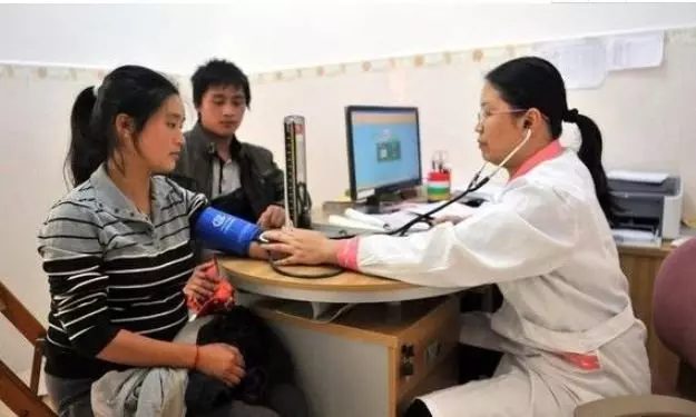 和小姑子同坐月子,看到小姑子房間裡的菜,老公直接掀了桌子