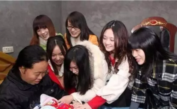 和小姑子同坐月子,看到小姑子房間裡的菜,老公直接掀了桌子