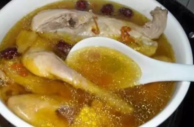 和小姑子同坐月子,看到小姑子房間裡的菜,老公直接掀了桌子