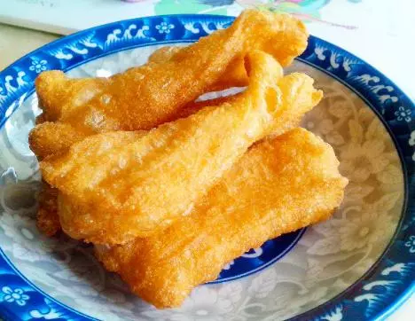 炸油條時,別只知道放酵母和鹽,多加這2樣,油條更蓬鬆香軟酥脆