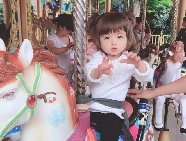 2歲萌娃「天然3cm長睫毛」宛如真人洋娃娃 媽媽曝光「出生照片」網驚呼:在媽媽肚子裡整形!