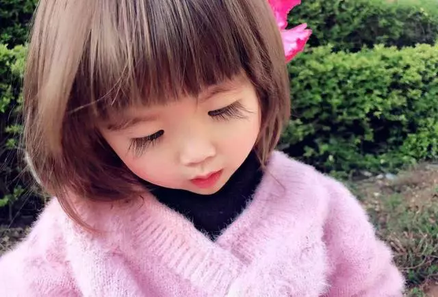 2歲萌娃「天然3cm長睫毛」宛如真人洋娃娃 媽媽曝光「出生照片」網驚呼:在媽媽肚子裡整形!