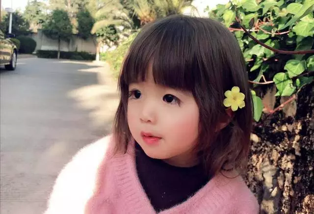 2歲萌娃「天然3cm長睫毛」宛如真人洋娃娃 媽媽曝光「出生照片」網驚呼:在媽媽肚子裡整形!