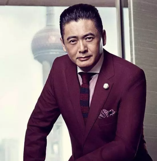周潤發的兩任妻子同樣60歲,現任身家幾十億,前妻破產復出養家!