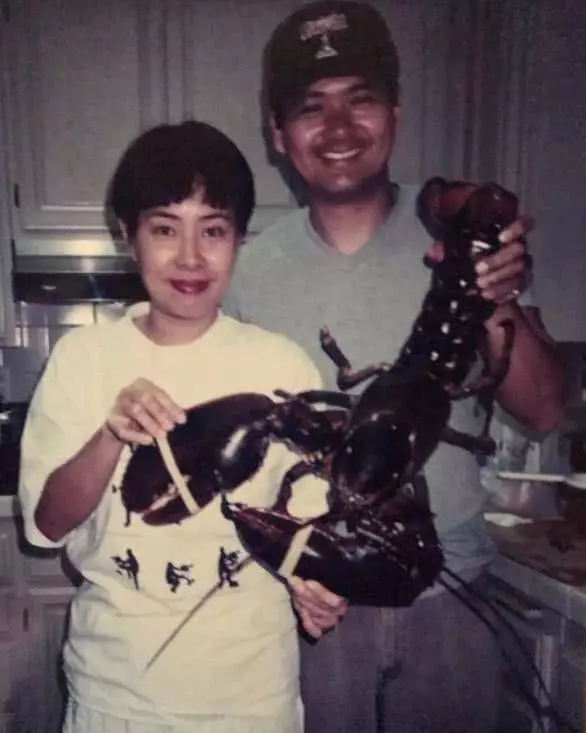 周潤發的兩任妻子同樣60歲,現任身家幾十億,前妻破產復出養家!