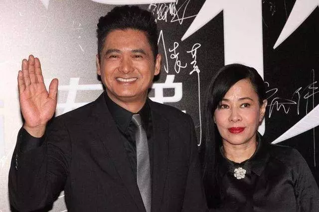 周潤發的兩任妻子同樣60歲,現任身家幾十億,前妻破產復出養家!