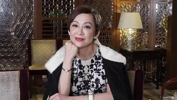 周潤發的兩任妻子同樣60歲,現任身家幾十億,前妻破產復出養家!