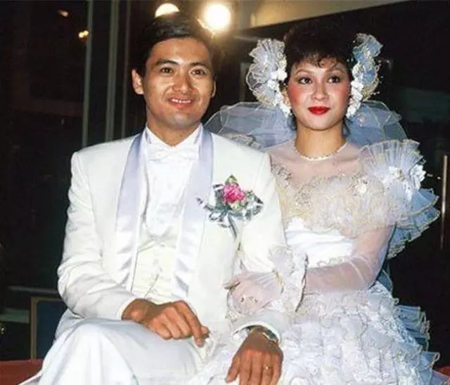 周潤發的兩任妻子同樣60歲,現任身家幾十億,前妻破產復出養家!