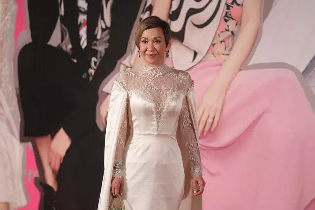 周潤發的兩任妻子同樣60歲,現任身家幾十億,前妻破產復出養家!