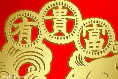 快低頭確認,手指併攏有幾個洞,看出你一生財運!