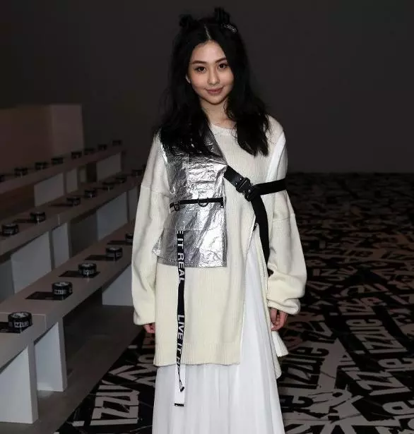 邱淑貞大女沈月曬舊照,膚白貌美腿又長,每一張都美到不可方物