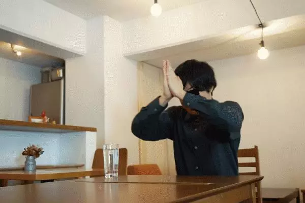 日男腦洞大開研發「防女友暴怒潑水桌」 網友狂推「超猛抵擋設計」:最帥氣的失敗男!