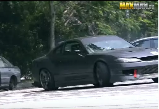 專業女車手裝新手「惡整駕訓班教練」!油門一踩「展現超狂招數」教練當場被嚇歪!