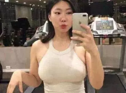 19歲帥小伙愛上43歲阿姨,看到阿姨的身材後,網友:一切秒懂