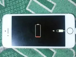牙籤這樣插進手機裡!效果太厲害了!這樣做既省錢又超實用!